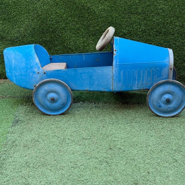 Voiture &agrave; p&eacute;dales bleue de course