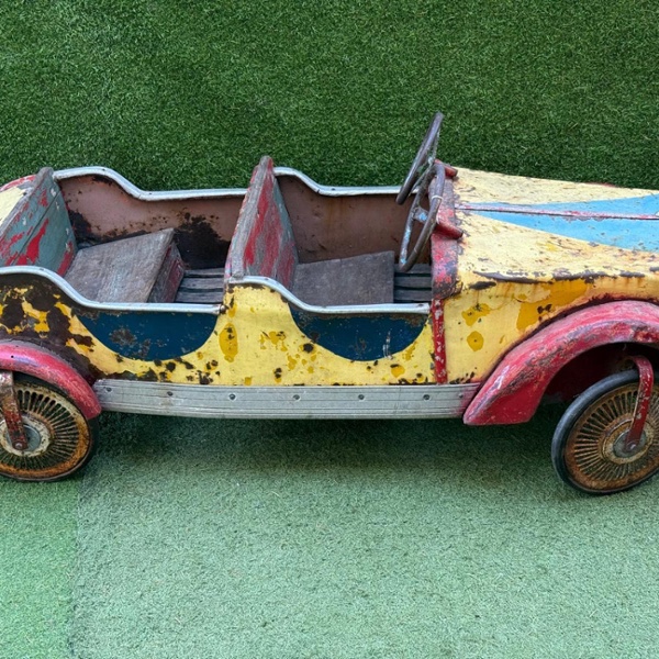 Voiture &agrave; p&eacute;dales biplace rouge et jaune 4