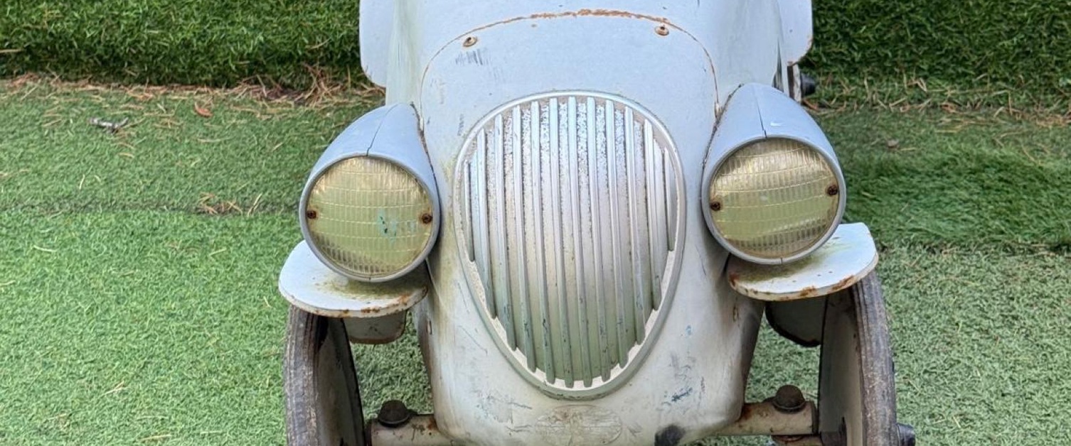 Voiture &agrave; p&eacute;dales blanche