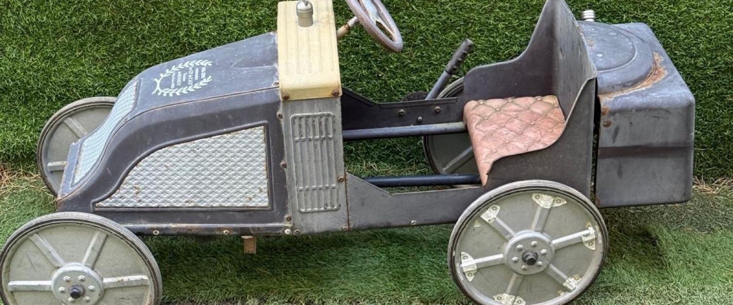 Voiture &agrave; p&eacute;dales Renault noire
