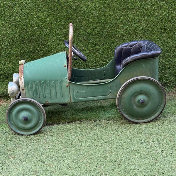 Voiture &agrave; p&eacute;dales verte ancienne