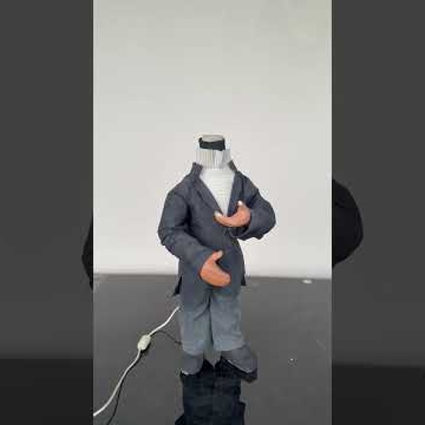 L'homme &agrave; la veste noire (vid&eacute;o)
