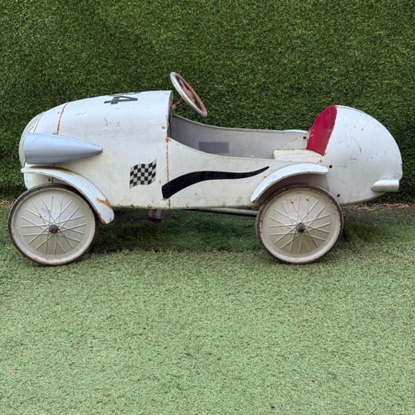 Voiture &agrave; p&eacute;dales blanche 2