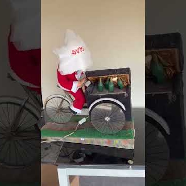 Le p&egrave;re no&euml;l sur son triporteur (vid&eacute;o)