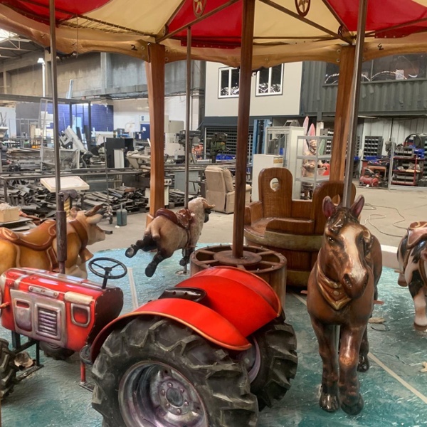 Carrousel &agrave; propulsion m&eacute;canique pour un restaurant &agrave; th&egrave;me en Suisse