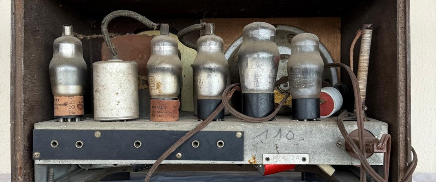 Poste de radio ancien &Eacute;mouzy