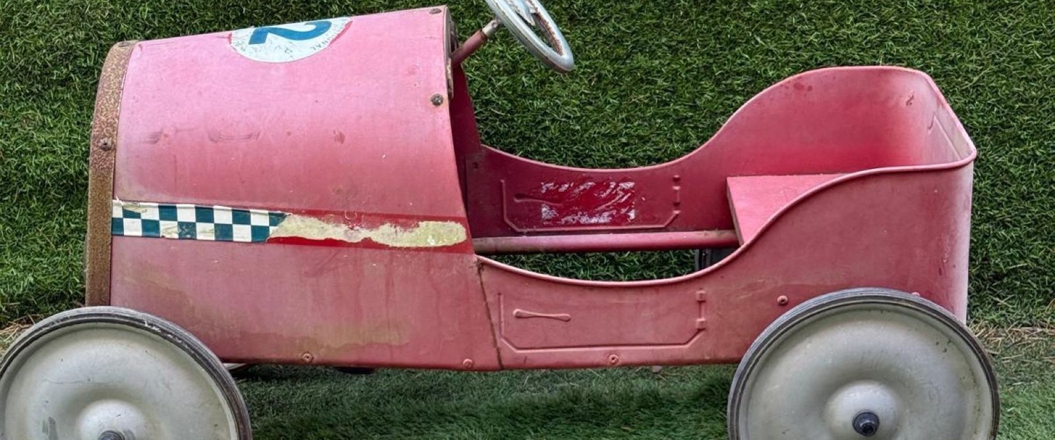 Voiture &agrave; p&eacute;dales rouge n&deg; 2