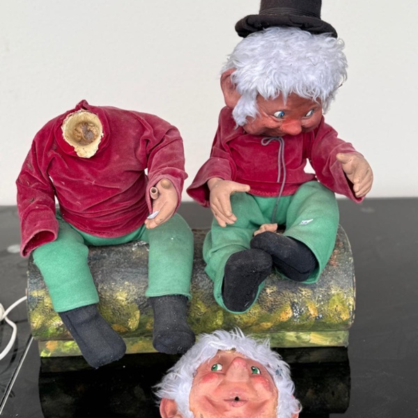 Deux lutins assis sur une b&ucirc;che 1